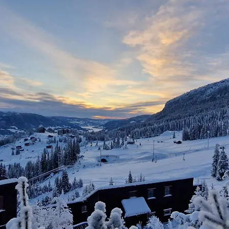 Kvitfjell Hotel, Mellomstasjonen Kvitfjell Hotel *